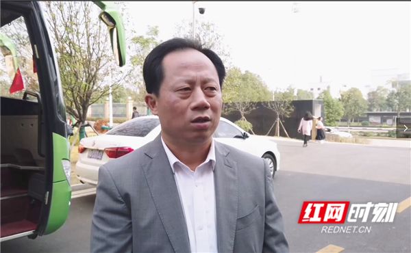 "金康光电有限公司副总经理詹海明表示,常德政府特别给力,各项招商