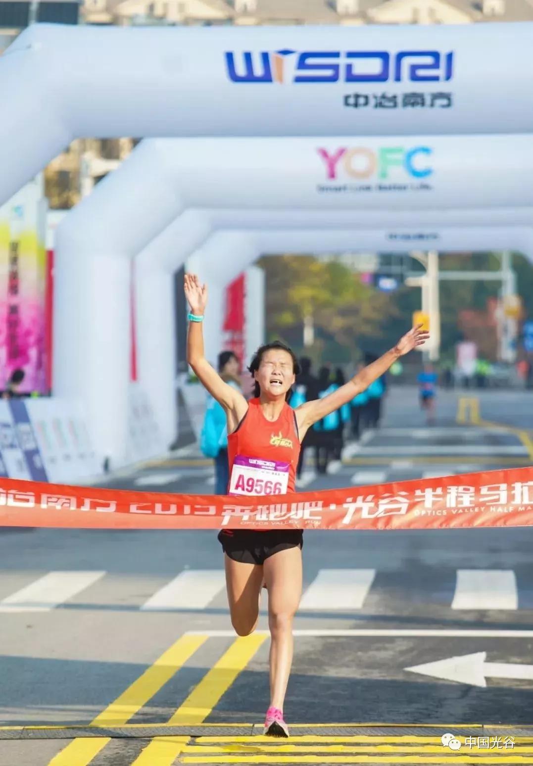 光谷半程马拉松男子前三名 就读于武汉体育学院的李春霞,以1小时23分