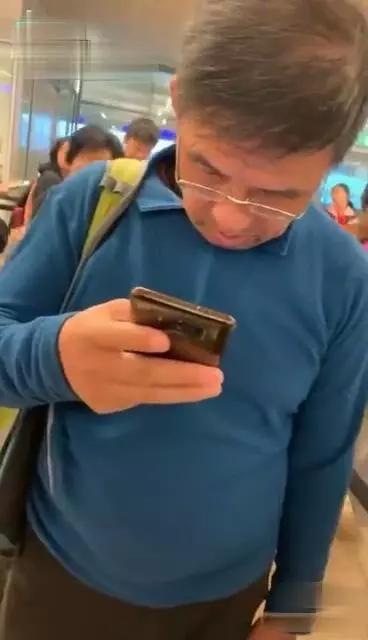 偶遇朱迅一家出国度假，15岁儿子罕见露面很帅气，王志老了很多
