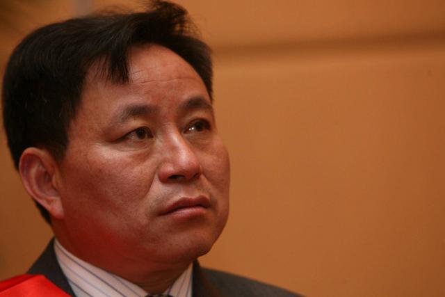 他靠烂尾楼发家成宁波首富，曾身家295亿，今转型造车债台高筑