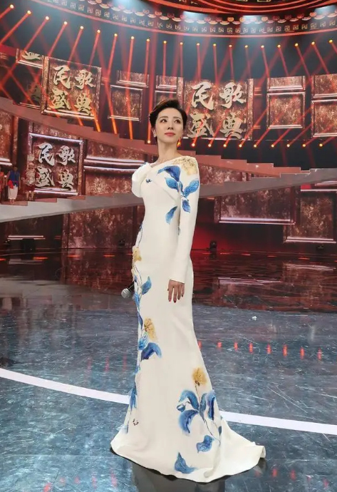 央视主持也爱路边摊?康辉穿西服买菜,李思思朱迅乐开了花