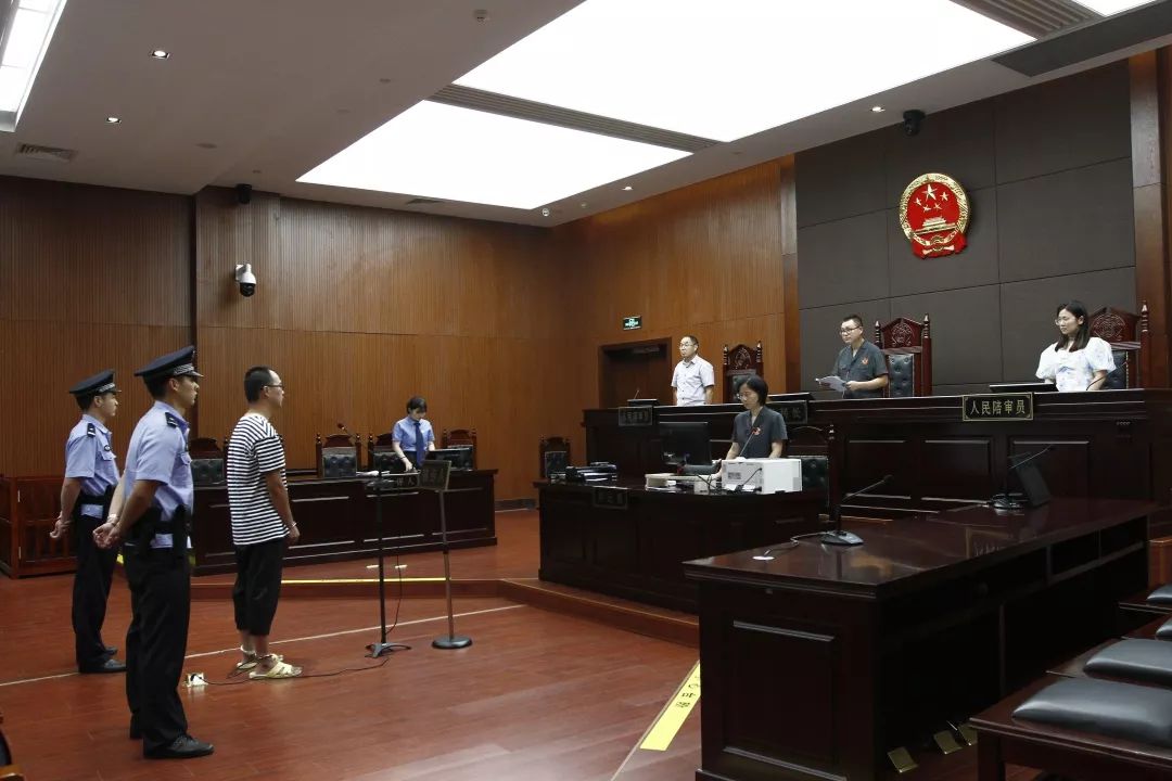 案情如下: 被告人姚宝行贿,贪污案:被告人姚宝系2016年诸暨市区危旧房
