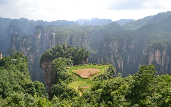 (武陵源景区——神兵聚会,位于百龙天梯对面,由48座独立石柱组成,乘坐