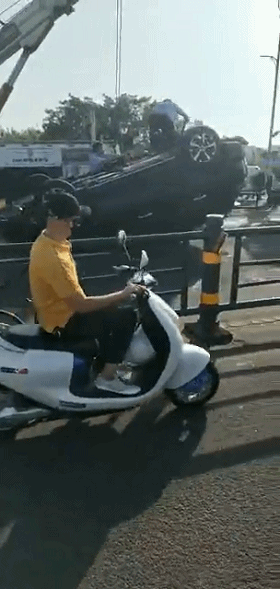 根据监控视频显示,起初,一名骑电动车的男子没有佩戴安全头盔,行驶在