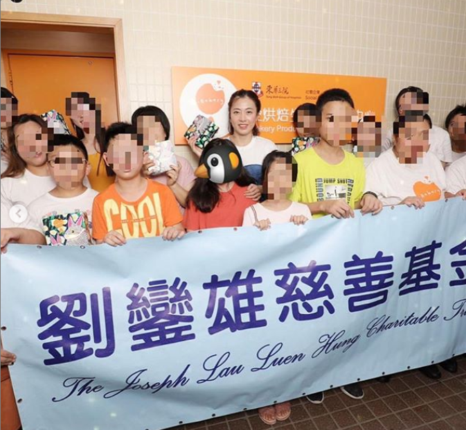 富商刘銮雄罕见与老婆聚餐，步履蹒跚三保镖围绕，甘比抱娃疾走头都不回