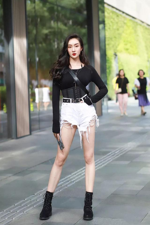 街拍美女:气质迷人的牛仔短裤,穿出楚楚动人的美
