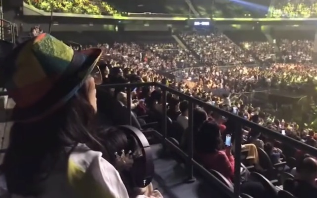 章子怡带醒醒现身老公演唱会，汪峰现场播放MV表白妻子