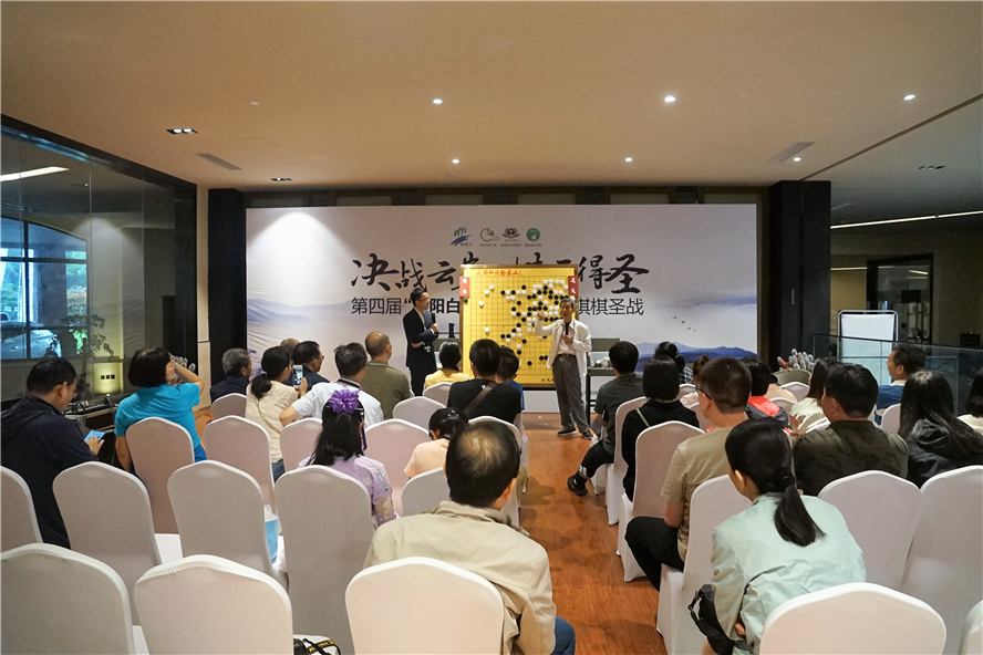 柯洁落下第一手 赛后时越加入探讨棋局 本届棋圣战共有210位棋手参加