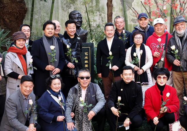 12月10日,上影演员剧团的部分演员在赵丹铜像前留影.