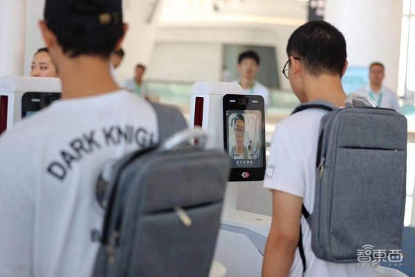 【智东西】空姐用AR眼镜锁定你！亲测大兴机场八大黑科技，一张脸刷到底
