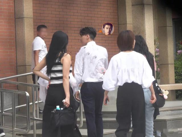 李易峰摄影棚拍广告被数位美女环绕，忙里偷闲换装顶烈日踢足球