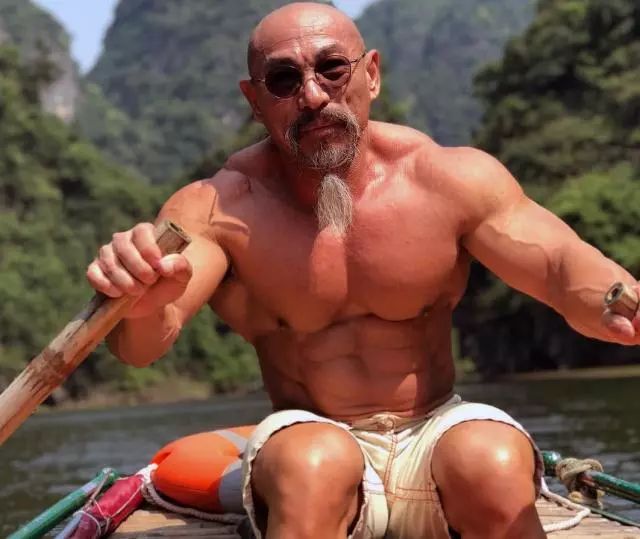 现实版龟仙人:60岁大爷一身肌肉,看上去比40岁男子还强