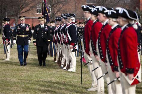 用高规格的仪式送阵亡官兵最后一程,这是美军仪仗队,第3步兵团
