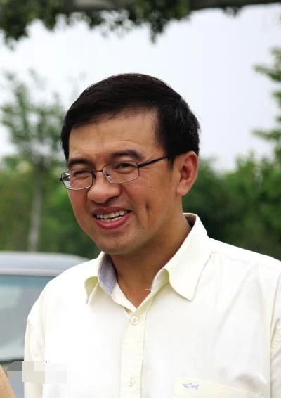 偶遇朱迅一家出国度假，15岁儿子罕见露面很帅气，王志老了很多