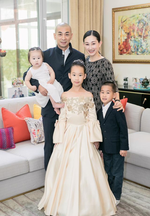 赵文卓12岁大女儿将瑞士留学 送弟弟妹妹开学默默流泪