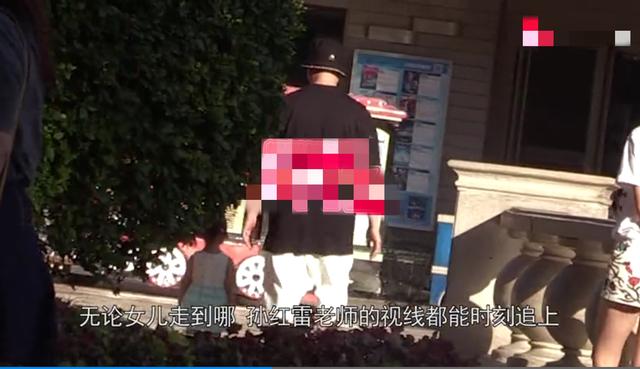 孙红雷携女外出寸步不离，一岁半女儿能跑会跳超可爱