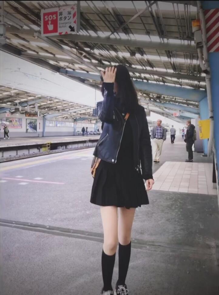 马蓉再去日本散心，地铁站拍照大秀美腿（组图） - 3
