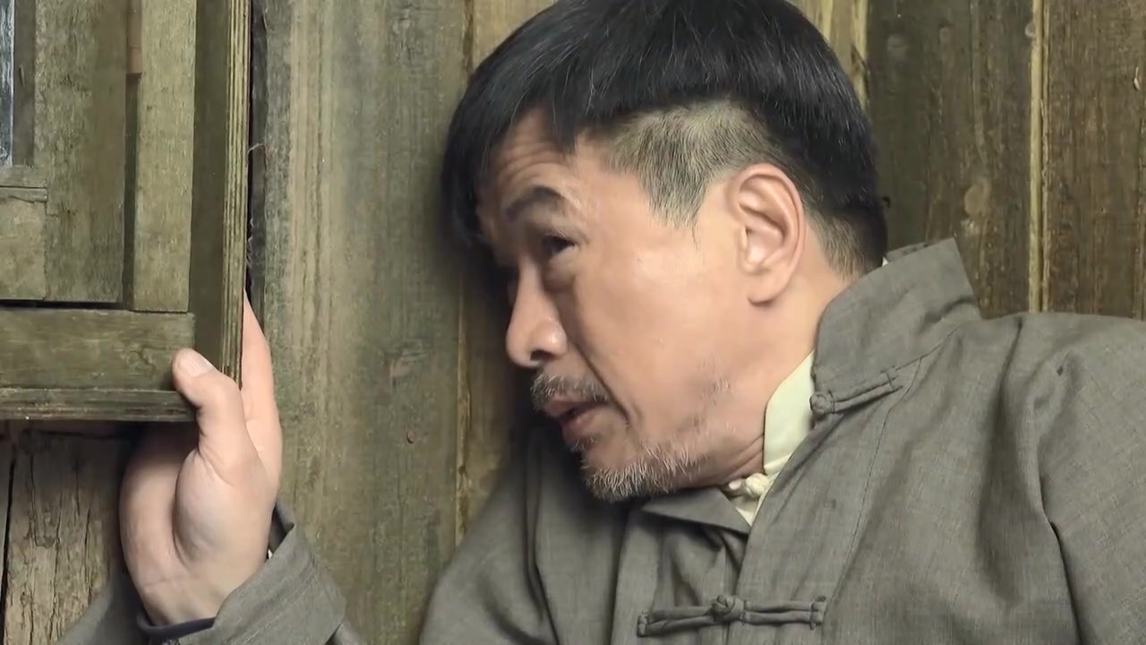 背后小伙:富贵人家中央多!面具吃饭频出错,每个动作提规矩8台一部火的连续剧图片