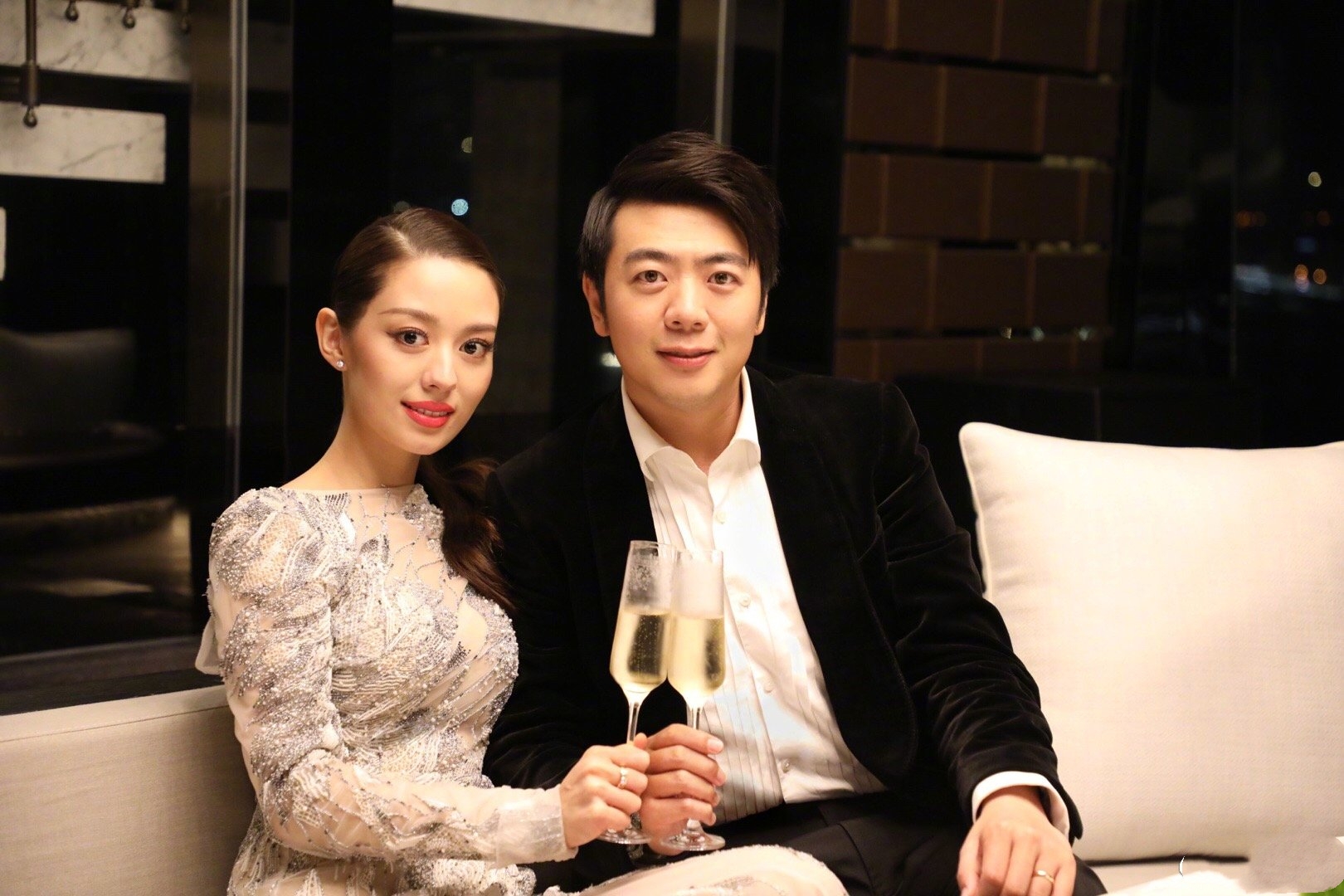 郎朗娶25岁的混血钢琴家吉娜爱丽丝更在综艺节目公开夫妻生活