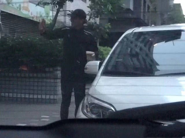 林志玲夫妇穿情侣装合体露面，AKIRA腿受伤仍接送老婆很体贴