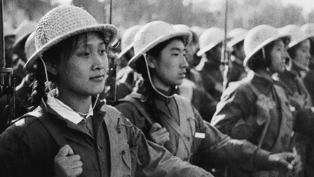 1958年10月1日,国庆阅兵式,由工人,农民,学生组成的众多民兵方队.