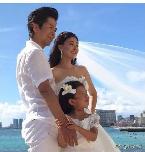 46岁牛莉嫁给圈外富豪，结婚22年恩爱如初