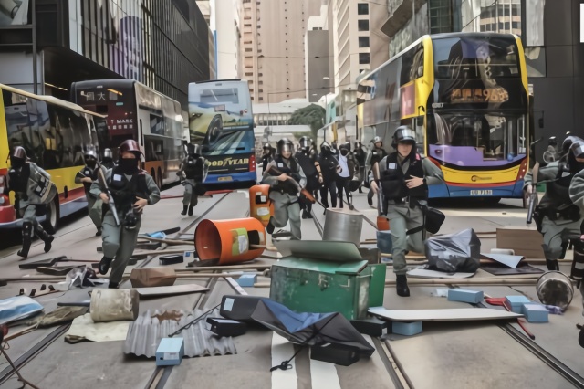 2019年11月11日,香港防爆警察在街头维护秩序,驱散暴徒.