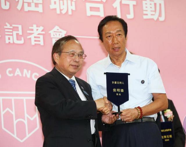任郭台铭副手?侯友宜说二哥侯明锋还是当医生好啦