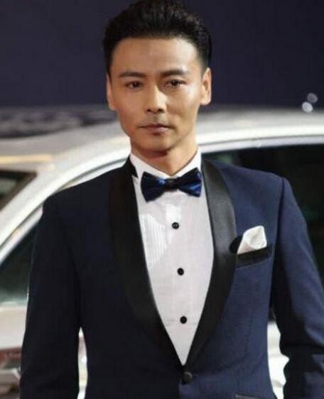 张晋,被誉为娱乐圈穿西装最帅的男星,穿上西装后的他男人味十足,又