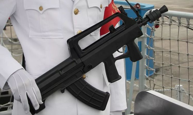 △ 95B短步枪,可见小握把离枪口很近,还有很多海军水兵认为95B长得丑……