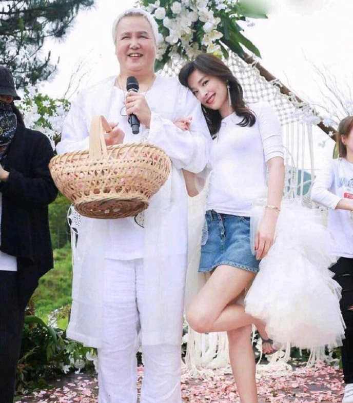 41岁台湾名媛孙芸芸保养有方，硬把48岁老公熬成爹