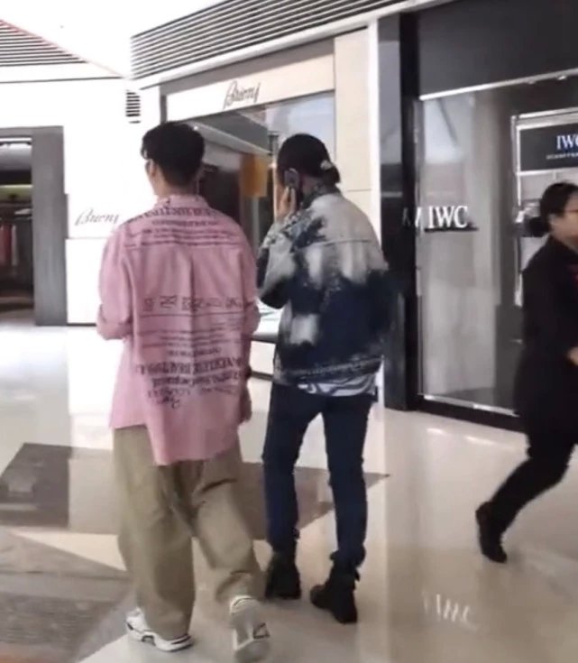 网友偶遇蔡少芬一家四口 “娘娘”穿孕妇裙四肢纤细仅腹部隆起