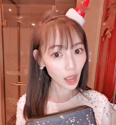 「熊猫娱乐」马蓉沉迷直播日渐消瘦，烈火红唇颧骨突出，颜值越发似网红