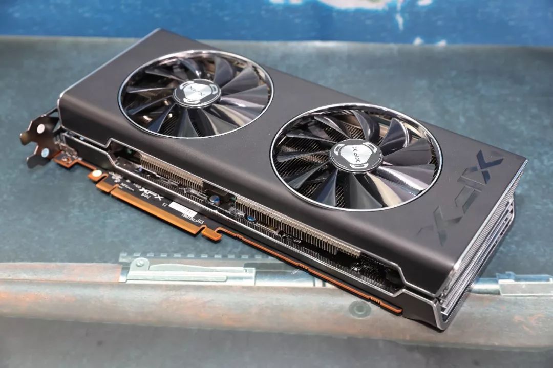 型号为xfx rx 5700xt海外版,相对于公版显卡而言,最大的不同就在于