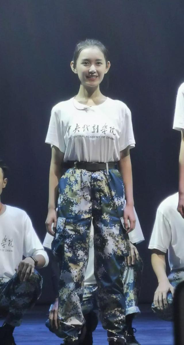 中戏2019新生合照,吴亦凡绯闻女友好亮眼,蒋依依是全班最矮的?