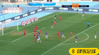 第24分钟,曹永竞禁区前传中,迪奥普头球破门,天津天海0-1北京人和.