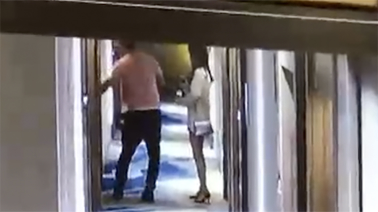 女子客房洗完澡陌生男女推门而入 酒店:我们的错