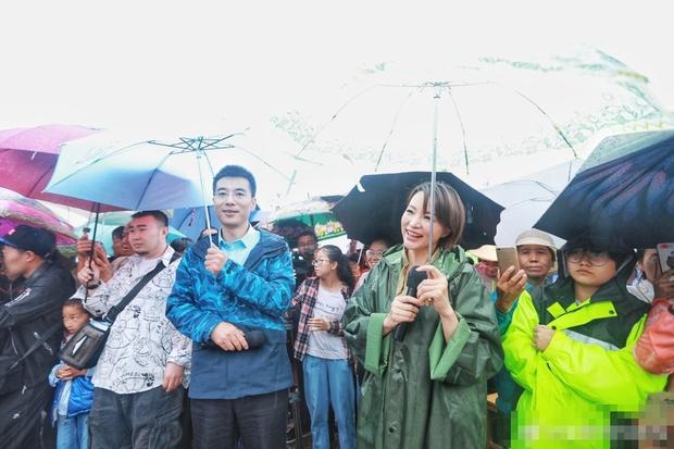 46岁央视主持人董卿现身中学课堂讲课，手上的书亮了