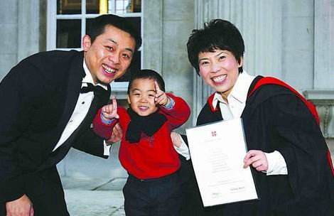 46岁邓亚萍现身机场，虽身材发福但仍旧很“飒”