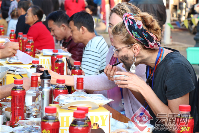 云南墨江哈尼长街宴开席 6000余人同享哈尼美食