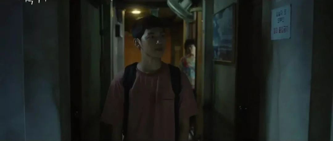 散发着窗户的单人床,不仅小还打不开的霉味类亲子漫画图片