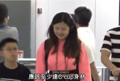 邱淑贞带两个女儿现身机场，母女三人站一起像姐妹