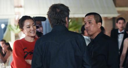 「巴塞电影」巩俐又在红毯美出新高度了！外国粉丝写中文字牌，一句话逗乐巩皇