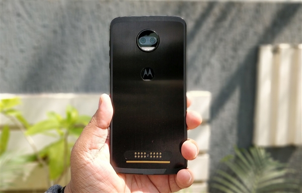 Moto Z2 Force焕发新生：外接5G模块可变身5G手机