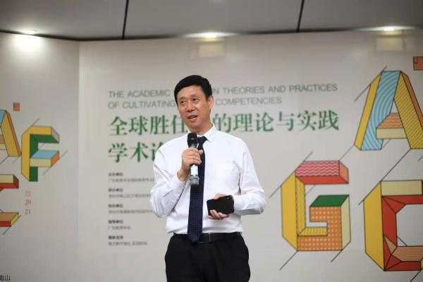 深圳市南山区文理实验学校(集团)党委书记,总校长吴希福