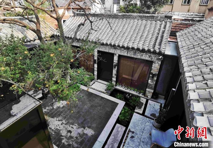 青砖灰瓦,飞檐翘角,泉水汩汩……坐落于泉城济南深巷中的一座四合院