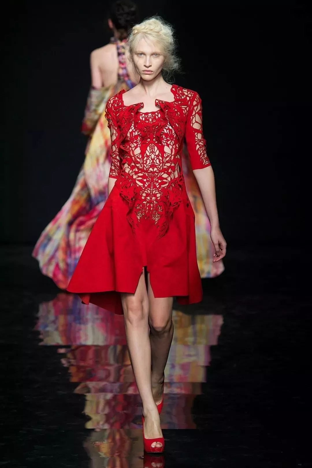 对于剪纸的记忆 yiqing yin couture fall 2012 裙身中空的设计让模特