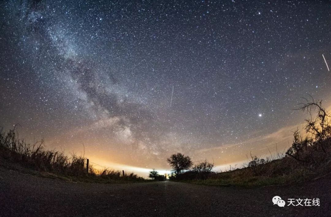 当日光普照大地你可否想过夜空璀璨星辰为何没有在白天出现