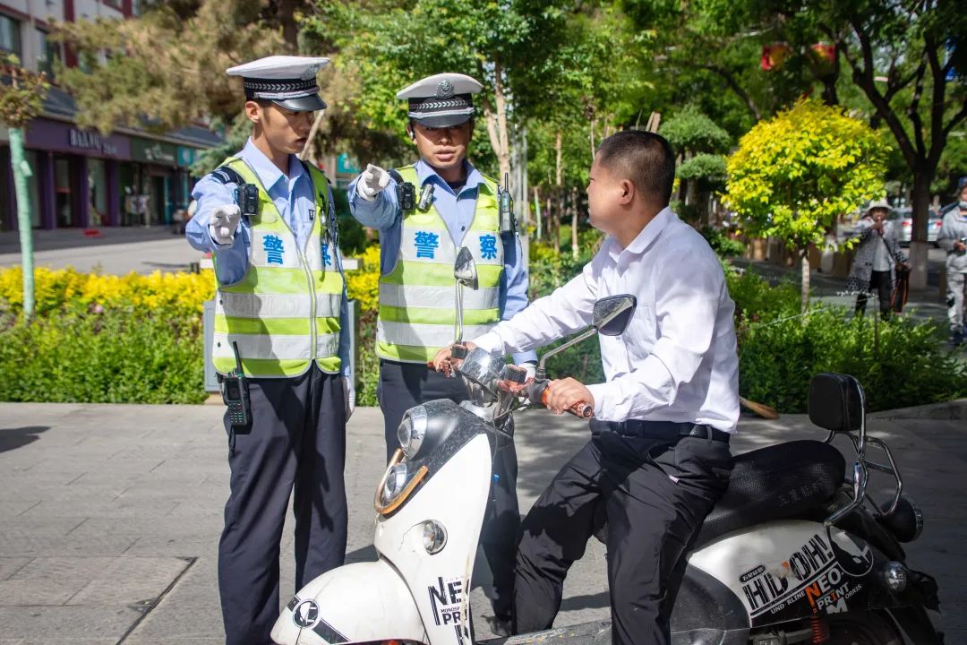 肃州交警柔性执法守护城市道路交通安全