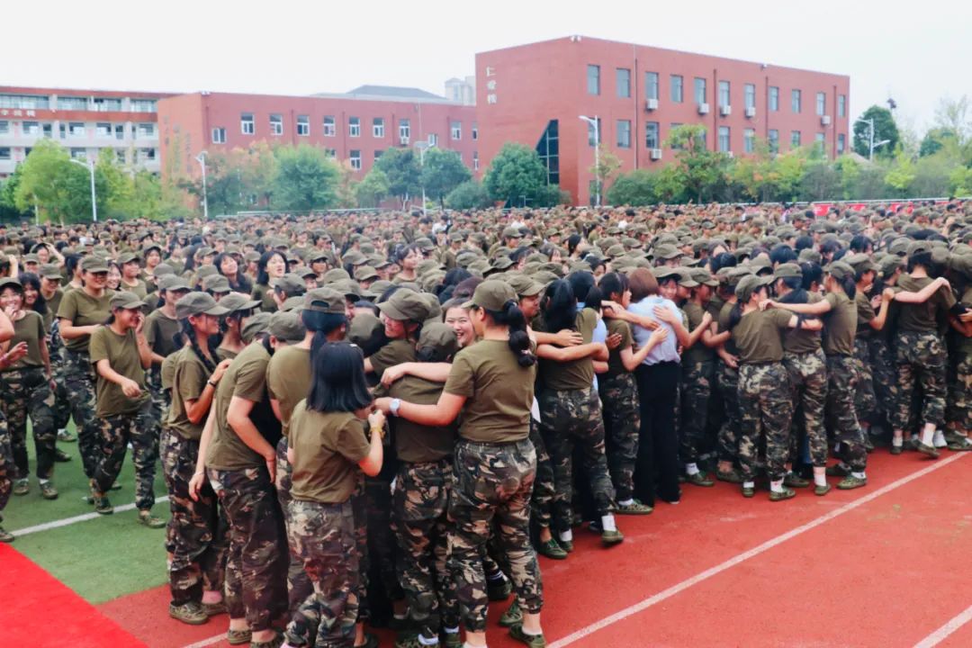 《让生命充满爱》大型主题演讲走进合肥理工学校